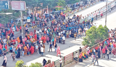 RMG workers block road for arrears, commuters suffer