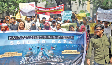Students of Dhaka University stage a solidarity march on the campus on Wednesday in support of the Global Samud Flotilla, a maritime mission of 50 ships from 44 nations sailing from Spain and Tunisia to break Israel’s blockade of Gaza. 	-DAILY SUN PHOTO
