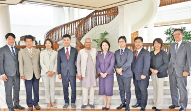A delegation of Japan’s Constitutional Democratic Party, led by its Secretary General and House of Councillors member Michihiro Ishibashi, pays a courtesy call on Chief Adviser Prof Muhammad Yunus at the State Guest House Jamuna in Dhaka on Wednesday. -CA PHOTO