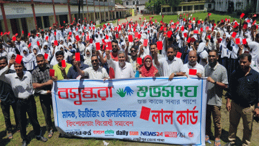 Students in Lakshmipur show ‘Red Card’ to drugs, child marriage