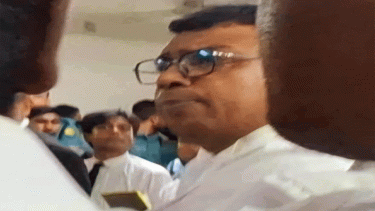 Journalist assaulted inside courtroom during bail hearing