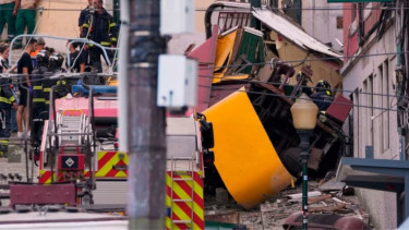 17 killed in Lisbon streetcar crash