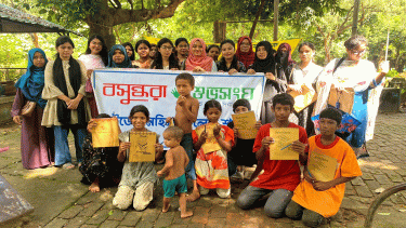 Bashundhara Shuvosangho stands beside street children of Swapno Pathshala