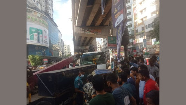 5 injured as truck ploughs into two rickshaws after brakes fail