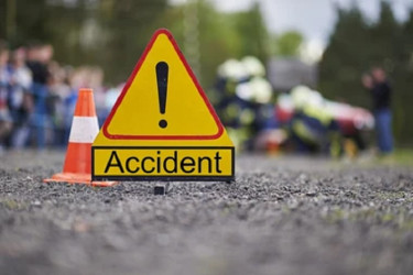 2 killed as bus rams three-wheeler on Jatrabari flyover