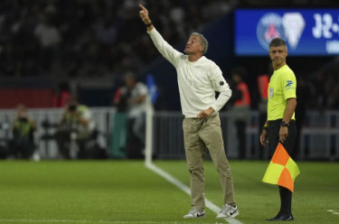 Luis Enrique breaks collarbone in cycling accident
