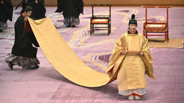 Japan prince comes of age as succession crisis looms