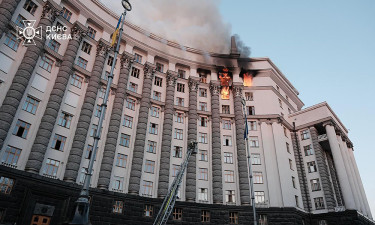 Russia hits seat of Ukraine gov't in war's biggest air attack