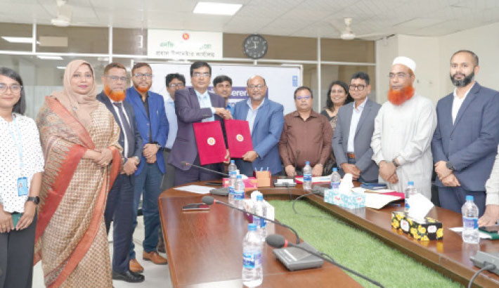 Sonali Bank PLC and NGO Affairs Bureau (NGOAB) sign an agreement under which all types of charges/fees from different NGO’s will be collected through the Sonali Payment Gateway. Sonali Bank Managing Director and CEO Md Shawkat Ali Khan and NGOAB Director General (Additional Secretary) Md Daud Miah exchange documents at the signing ceremony at the NGOAB conference room on Monday. — PHOTO: COURTESY
