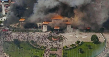 Nepal protesters set parliament ablaze