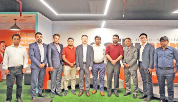 HUAWEI team visits Daily Sun office