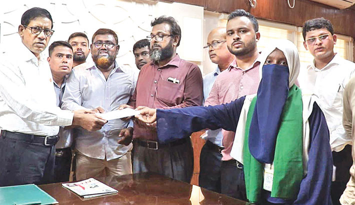 Members of the Diploma Engineering Students, Teachers, and Professionals Sangram Parishad submit a memorandum to the Chief Adviser Dr Mohammad Yunus, through the Deputy Commissioner at his office on Abdul Hamid Road in Pabna city on Wednesday, pressing their seven-point demand. 	–   DAILY SUN PHOTO