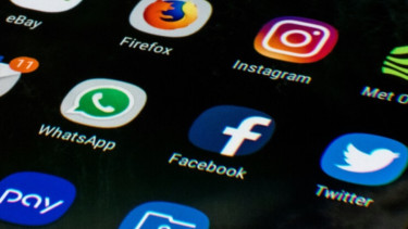 French lawmakers urge social media ban for under-15s