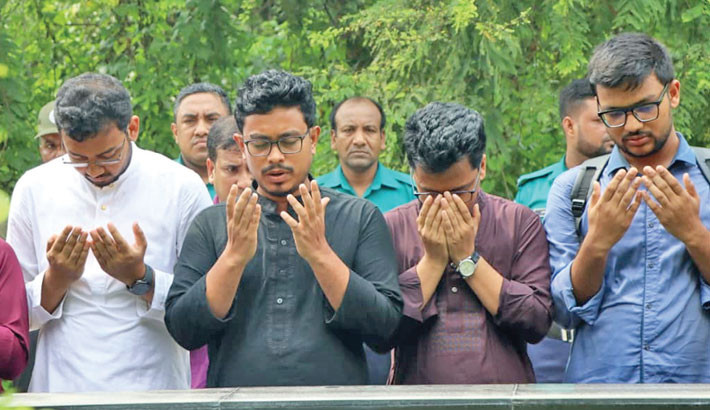 Newly elected DUCSU leaders pay tribute to martyrs