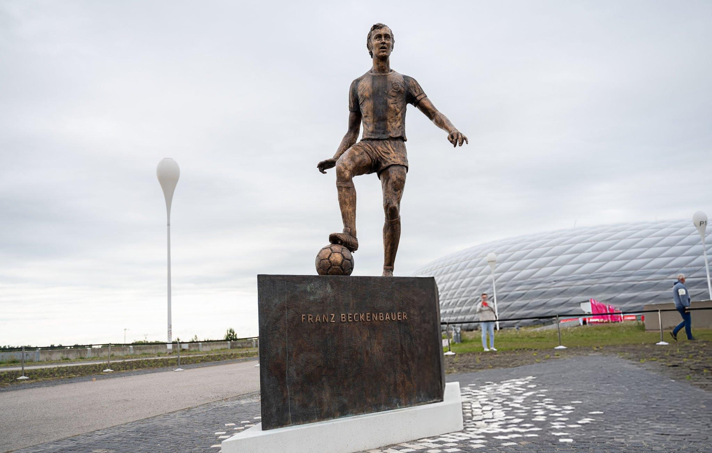 Beckenbauer statue unveiled outside Bayern's Allianz Arena