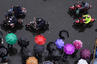 Rain brings respite after sweltering heat in Dhaka