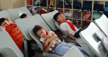 China school introduces reclining chairs for student naps