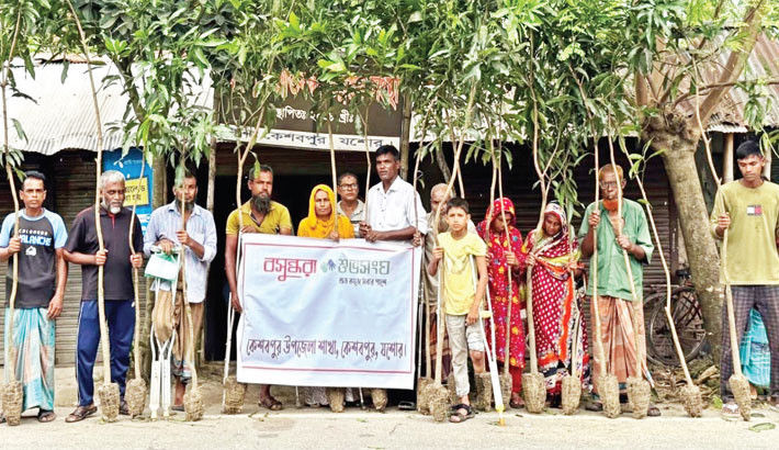Persons with disabilities receive mango saplings