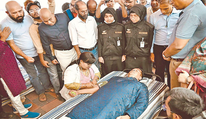 Narayanganj DC donates blood, inspires hundreds
