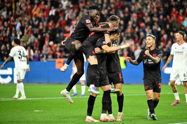New coach sees nine-man Leverkusen beat Frankfurt