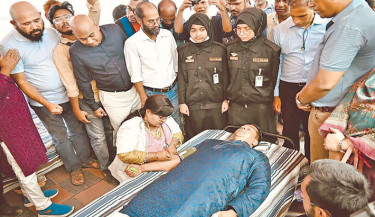 Narayanganj DC donates blood, inspires hundreds