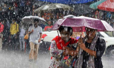 Drizzle in Dhaka: A rough start to week for commuters