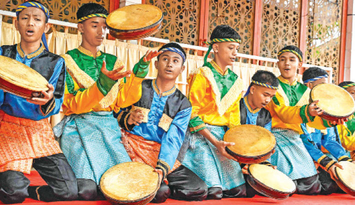 Youths perform the ‘rapa’i geleng’ traditional dance at the Nusa eco-tourism village in Lhoknga, Aceh province on 14 September 2025. Photo: AFP