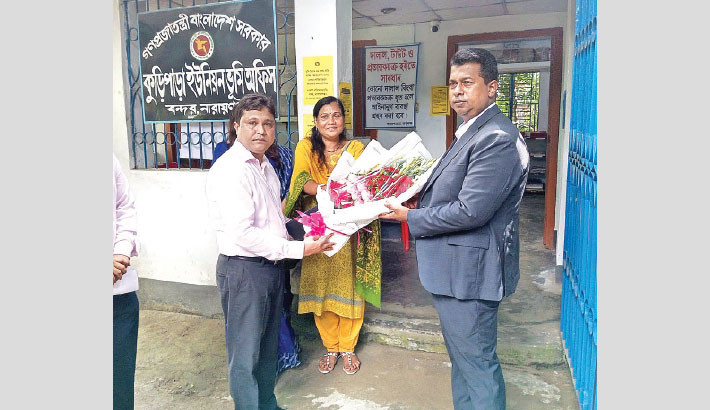 Narayanganj Deputy Commissioner Mohammad Zahidul Islam Miah on Monday visits the Bandar Upazila Parishad, Kuripara Union Land Office, and Bandar Police Station, where he reviewed official documents and registers. He directed the officials to provide prompt and courteous services to the public. 

Daily Sun Photo