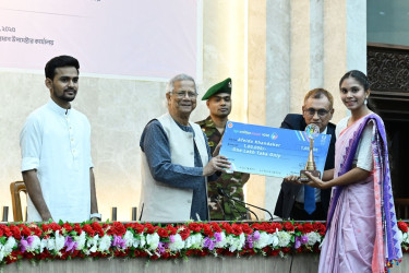 Afeida received Youth Volunteer Award from Chief Adviser