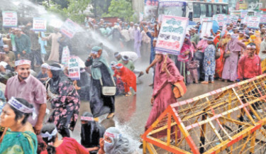 Cops crackdown on pry teachers’ march to Jamuna