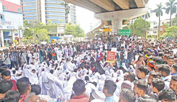 Polytechnic students block roads nationwide over four-point demand