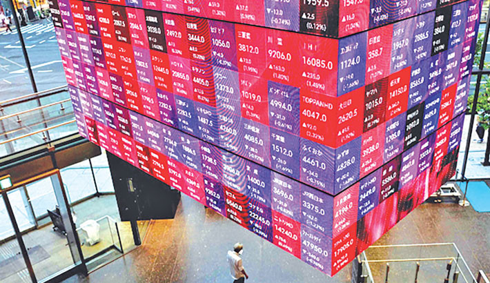 Asian stocks swing as traders bide time ahead of US rate decision