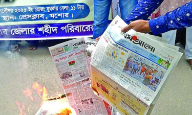 Protesters torch Prothom Alo copies for ‘controversial’ report on July martyrs