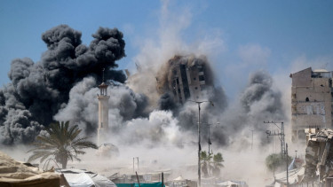 Gaza hit by telecoms blackout as Israeli tanks advance