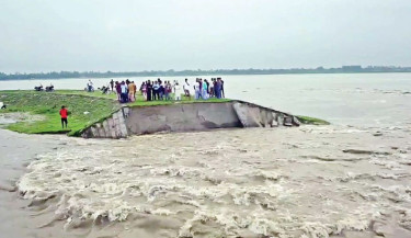 Char areas at risk as Teesta bridge embankment collapses in Rangpur
