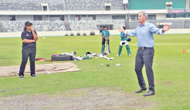 Shathira Jakir Jessy (L) observes Simon Taufel during Bangladesh women's cricket team's training session at the Sher-e-Bangla National Cricket Stadium on Thursday. -BCB Photo