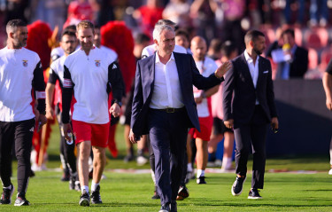 Mourinho celebrates Benfica return with convincing win