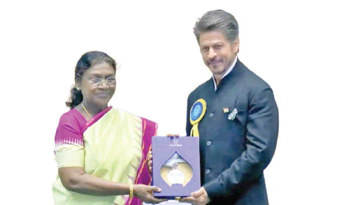 Shah Rukh Khan lifts his first Nat’l Award for Jawan