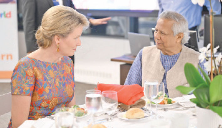 Prof Yunus meets family of Bangladeshi-origin NYPD officer killed in shooting