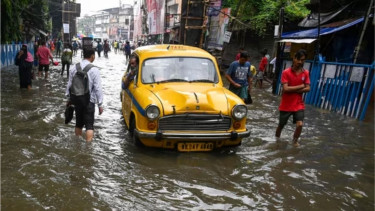 8 dead as rain paralyses Kolkata before Durga Puja