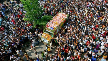 India bids tearful farewell to maverick musician