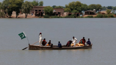 Pakistan growth target hit as floods swamp farms, cities