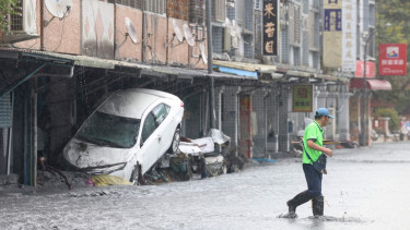 Typhoon Ragasa slams into south China after killing 17 in Taiwan