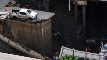 Thailand works to tackle massive sinkhole in capital