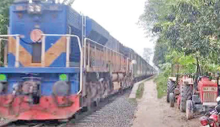 Commuters face hardship in boarding Dhaka, Rajshahi, and Khulna-bound trains at Joypurhat’s Panchbibi Railway Station due to the inadequate length of the platform. During stoppages, several train compartments remain outside the platform, creating heightened risks of accidents, particularly for patients and elderly passengers. The photo was taken on Tuesday.   - FOCUS BANGLA PHOTO