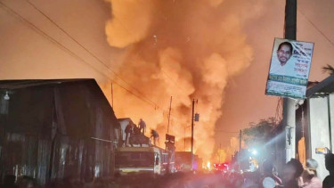 Fire guts jhut warehouse in Gazipur
