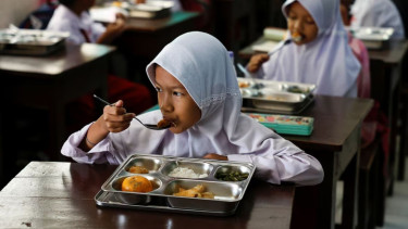 1,000 children fall ill from free school lunches in Indonesia