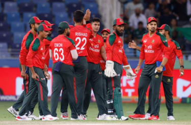 Tigers choke Pakistan to 135/9 despite flurry of missed catches