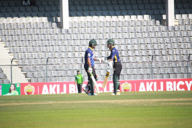 Dhaka thrash Rangpur, Rajshahi outclass Khulna