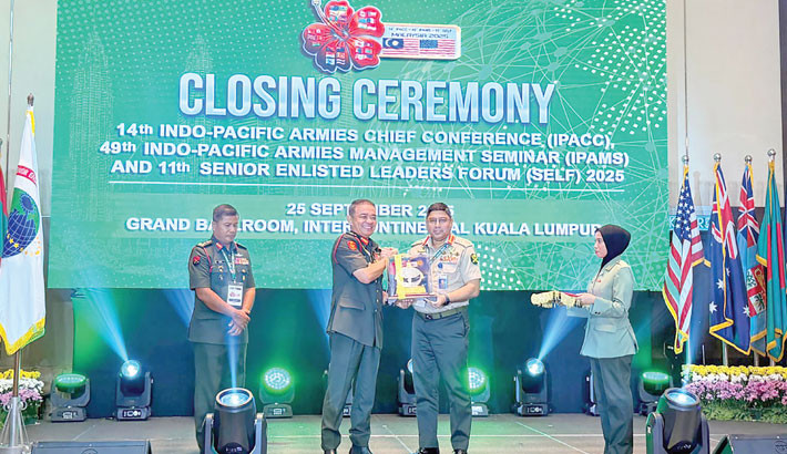 Army Chief General Waker-Uz-Zaman receives a crest at the closing ceremony of the 14th Indo-Pacific Armies Chief Conference (IPACC) in Kuala Lumpur, Malaysia, on 25 September. 	-ISPR PHOTO